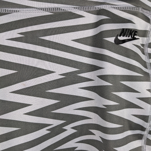 Nike Women's All Over Print AOP Striped Leggings Small Gray - Picture 3 of 9